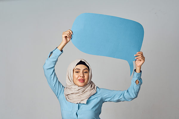 عکس زن با حجاب با یک بنر آبی