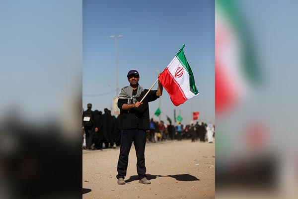 عکس پرچم ایران در پیاده روی اربعین حسینی