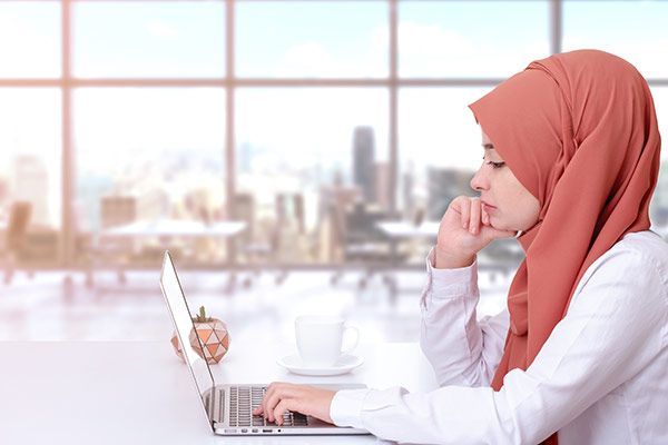 عکس تبلیغاتی خانم با حجاب و رایانه