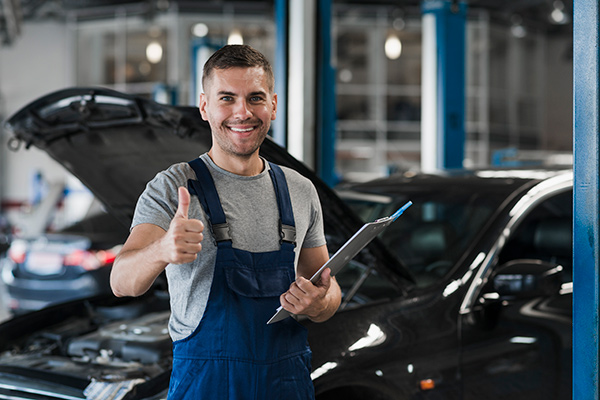 عکس تعمیر کار ماشین