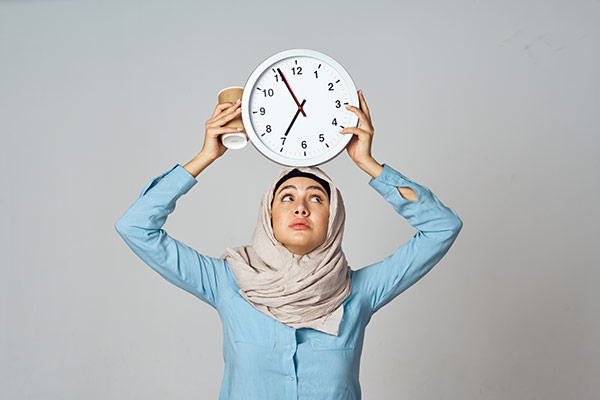 عکس تبلیغاتی خانم با حجاب و ساعت