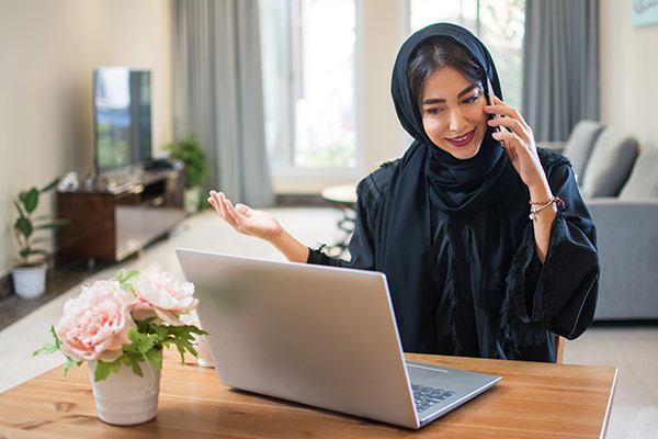 عکس تبلیغاتی خانم با حجاب و صحبت کردن با موبایل